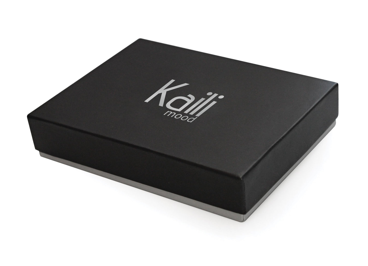 K10812AB | Men's Wallet in Genuine Saffiano Leather. Black. 8 credit card slots. Closed dimensions: 12.5 x 9.5 x 1 cm. Packaging: Rigid Gift Box with bottom/lid