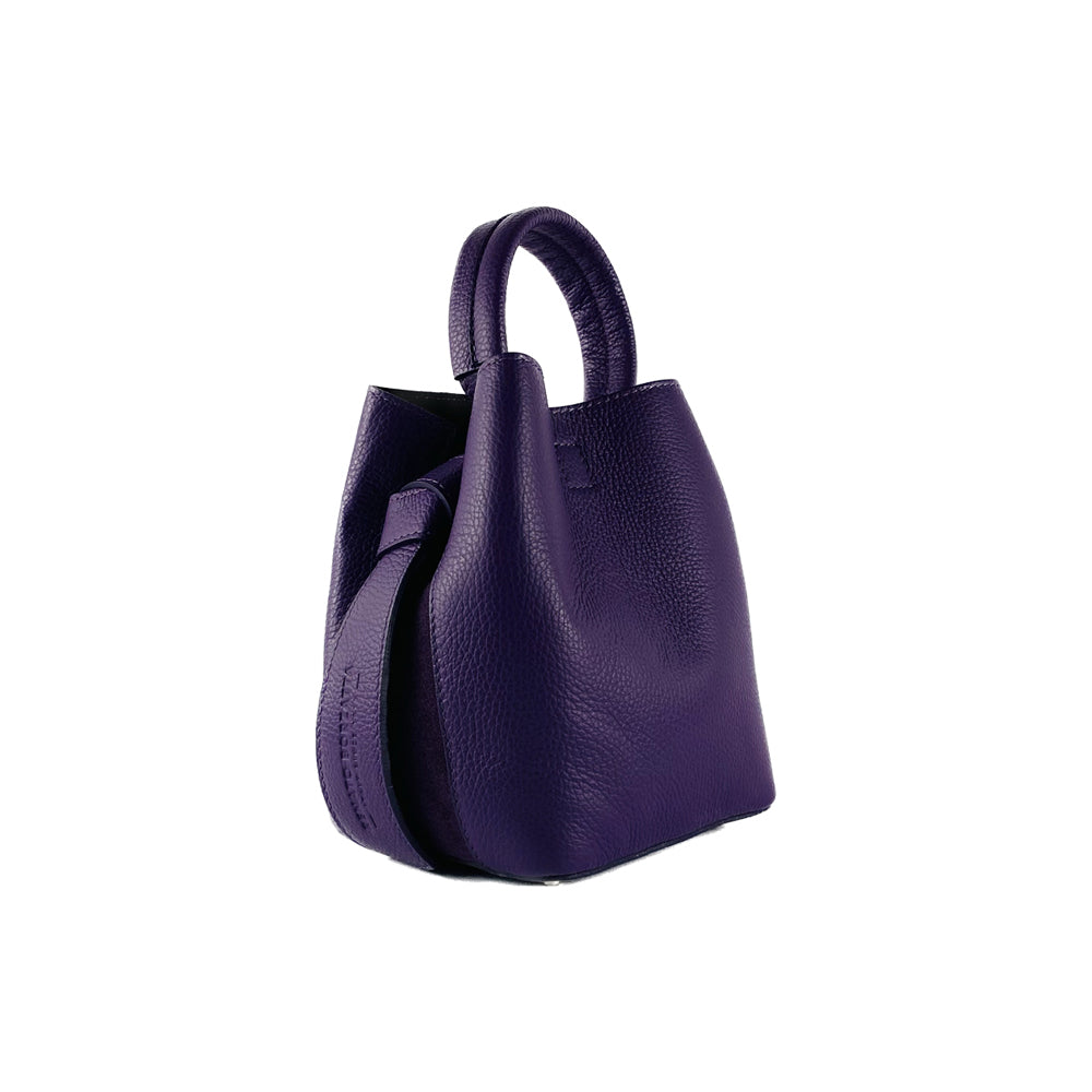 RB1006Y | Bucket Bag with Clutch in Genuine Leather Made in Italy. Shoulder strap with shiny gold metal snap hook attachments - Purple color - Dimensions: 16 x 14 x 21 cm + Handle 13 cm